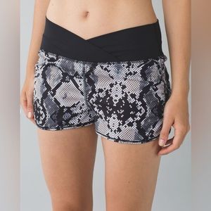 Lululemon Sunset Salutation Short. Ziggy Snake Pink Black. Size 6. W7F08S.